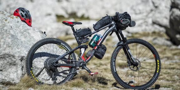 SOUTĚŽ: Vyhraj set brašen, batoh a ledvinku pro bikepacking od značky Acepac! UKONČENO