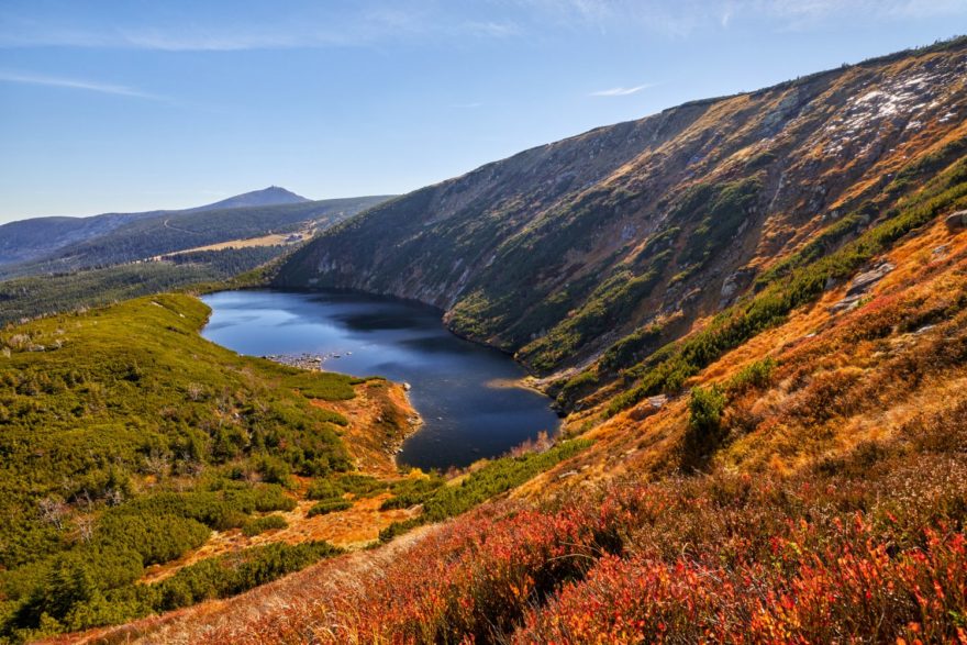 Jezero Mały Staw, na polské straně Krkonoš v krkonošském národním parku.