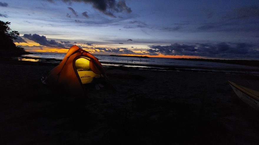 Romantika s čelovkou a svítilnou ARMYTEK WIZARD C2 PRO během seakayakové expedice