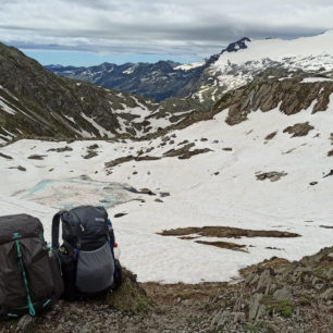 V horách zůstalo po tuhé zimě i začátkem července ještě dost sněhu. Tour de Suisse: Přechod z nejnižšího bodu od břehu jezera Maggiore až na nejvyšší horu Švýcarska Dufourspitze.