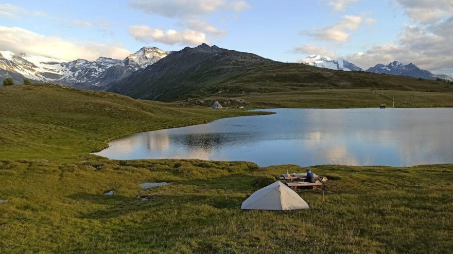 Spaní "na divoko" na treku Tour de Suisse ve Švýcarsku