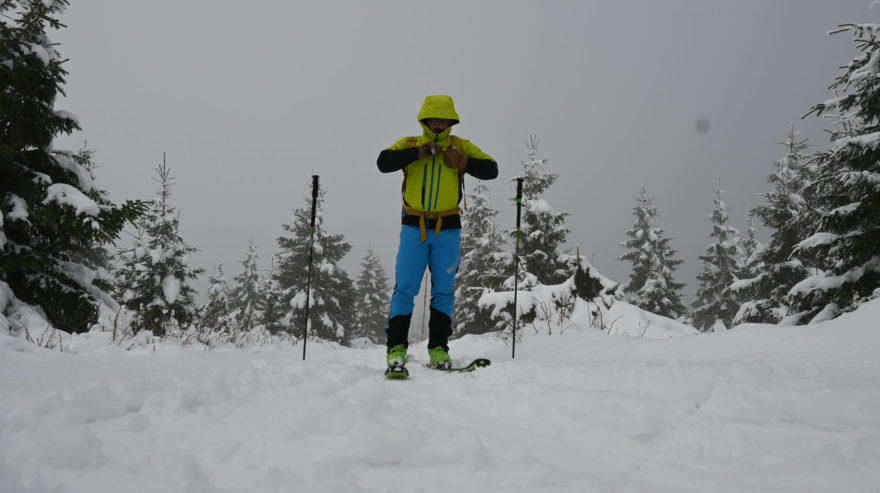 Kapuce zvyšuje tepelný komfort a lze přetáhnout i přes lezeckou helmu - NORTHFINDER SOKOLEC