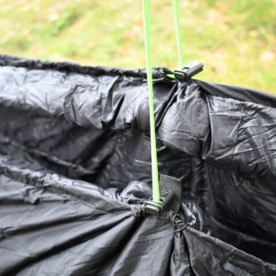 Stažení bočnic KWAK UNDERQUILT ALKES L pomocí dvojice samosvorek