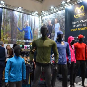 Lasting šije z extrémně jemné merino vlny o tloušťce 16 mikronů, která vyniká izolačními schopnostmi, a navíc nekouše. ISPO 2022