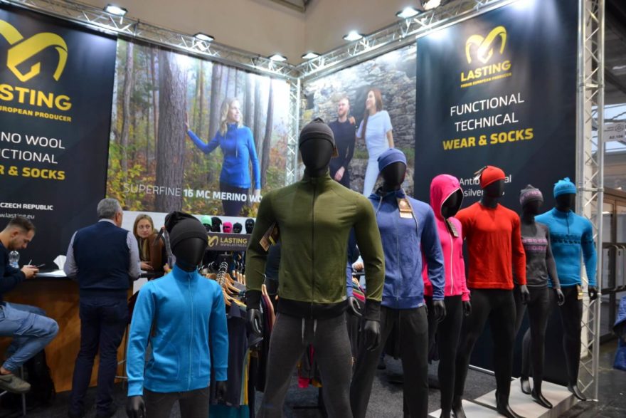 Lasting šije z extrémně jemné merino vlny o tloušťce 16 mikronů, která vyniká izolačními schopnostmi, a navíc nekouše. ISPO 2022