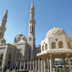 Do tajů islámu se můžete ponořit v největší dubajské mešitě Jumeirah Mosque, která je jako jediná v Dubaji otevřená lidem všech vyznání (včetně žen).