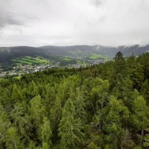 Výhledy na hřeben Krkonoš z vyhlídek na Stráži, Rokytnice nad Jizerou, Krkonoše