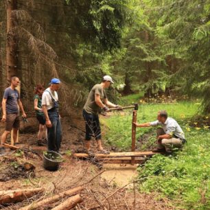 V podmáčeném území je potřeba pracovat s citem. K tomu využíváme rukou dobrovolníků, Šumava