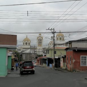 Město Cartago v pozadí s Basilikou Panny Marie Andělské. Kostarika