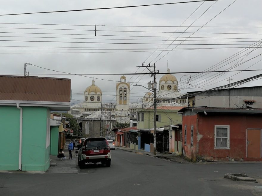 Město Cartago v pozadí s Basilikou Panny Marie Andělské. Kostarika