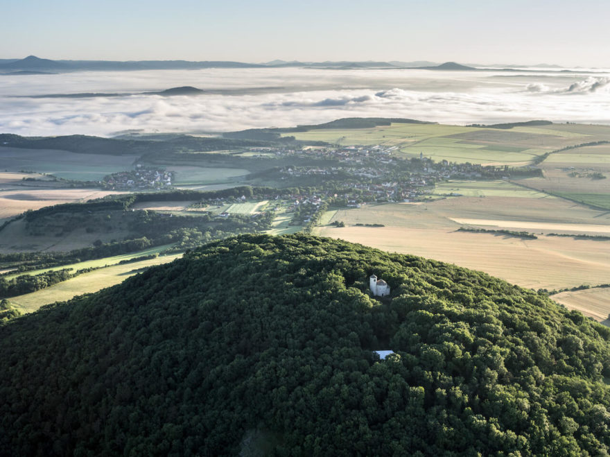 Vrchol hory Říp, poutní cesta Blaník–Říp