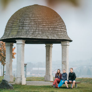 Gloriet se šindelovou střechou stojí na návrší zvaném Kolébka, u silnice vedoucí z obce Kout na Šumavě ke Spáňovu. Ke glorietu vede z obou obcí žlutá turistická značka.