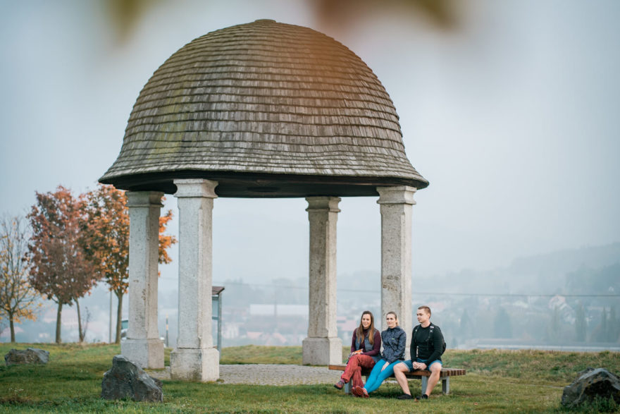 Gloriet se šindelovou střechou stojí na návrší zvaném Kolébka, u silnice vedoucí z obce Kout na Šumavě ke Spáňovu. Ke glorietu vede z obou obcí žlutá turistická značka.