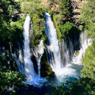 Burney Falls v Kalifornii. Pacific Crest Trail, Pacifická hřebenovka, USA.