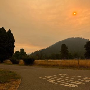 Obloha zbarvená kouřem z nedalekého požáru. Pacific Crest Trail, Pacifická hřebenovka, USA.