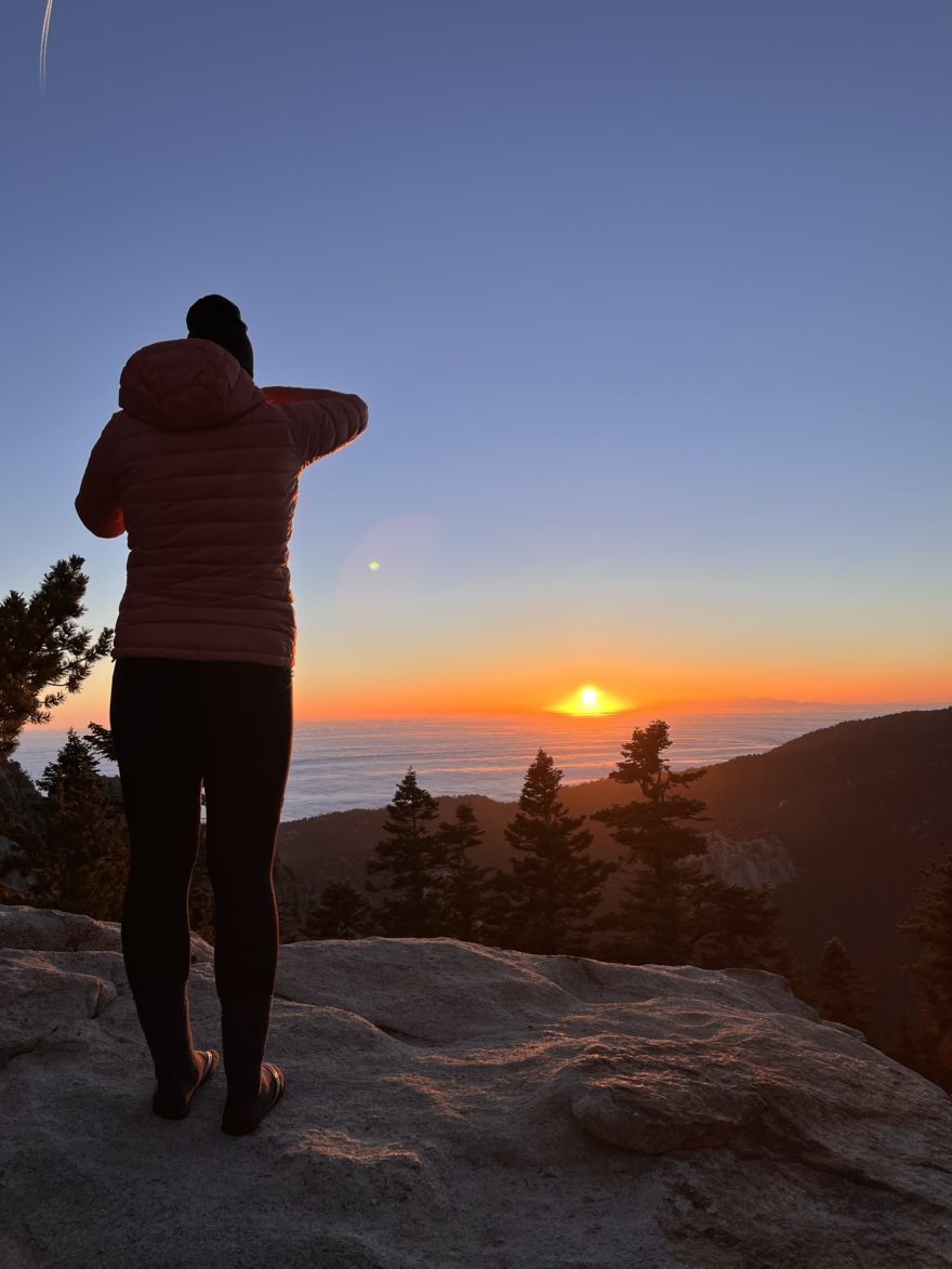 Západ slunce společně s inverzí, pod vrcholem San Jacinto, který je první třítisícovou horou na trase. Pacific Crest Trail, Kalifornie, USA.