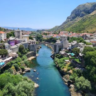 Městem Mostar protéká azurová řeka Neretva. Bosna a Hercegovina. Foto: Vilda Dvořák ml.