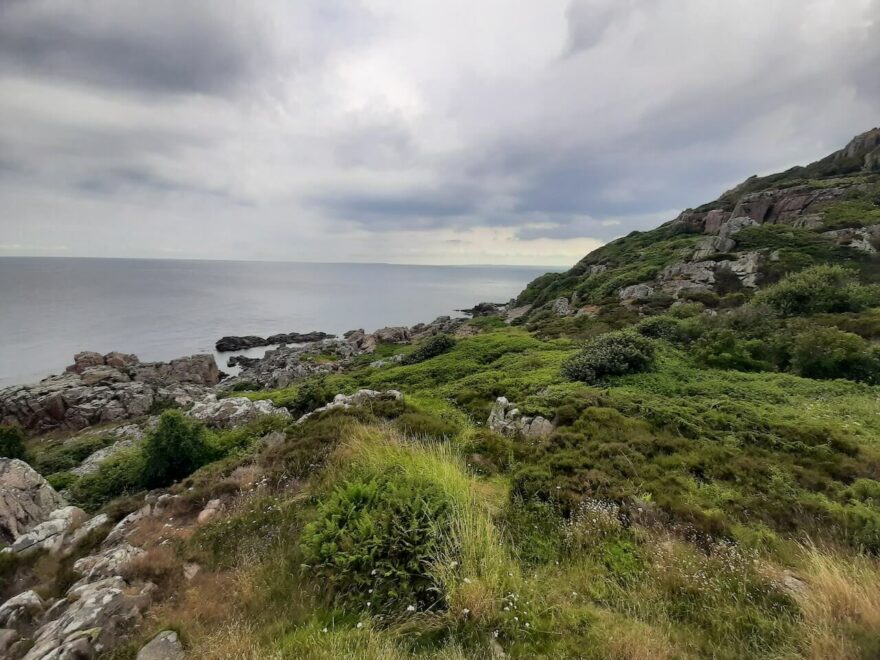 Divoké útesy na poloostrově Kullaberg, Švédsko.