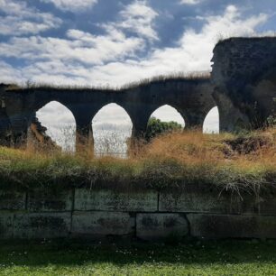 Volně přístupné ruiny cisterciáckého kláštera Alvastra, rezervace Omberg u jezera Vättern, Švédsko