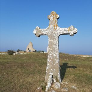 Pobřeží ostrova Öland poblíž Bredsättry s prehistorickým kamenným křížem