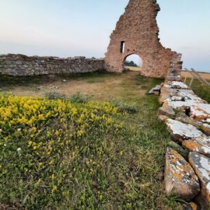 Ruiny kaple sv. Brigitty a kamenný kříž na ostrově Öland ve Švédsku