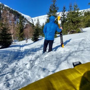 Celá záda a kapuce bundy NORTHFINDER BESKYDOK je zateplena prémiovým materiálem Primaloft® Down Blend