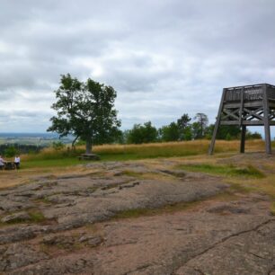 Vrcholek Hjässan (264 m), rezervace Omberg u jezera Vättern, Švédsko