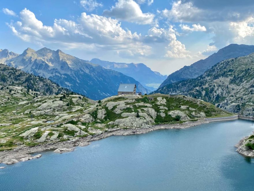 Vodní nádrž a horská chata Refugio de Bachimana nad lázněmi Bonos de Panticosa, Pyreneje, Španělsko.