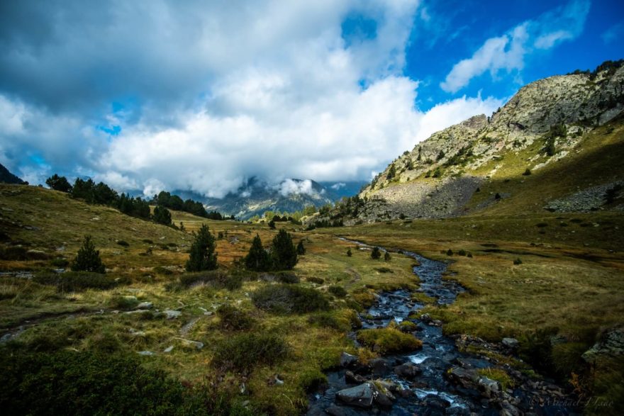 Horské louky a štíty Pyrenejí.