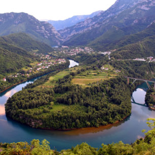 řeka Neretva protéka Bosnou a Hercegovinou a Chorvatskem