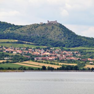 Hrad Děvičky nad vodní nádrží Nové Mlýny, Pálava, Morava