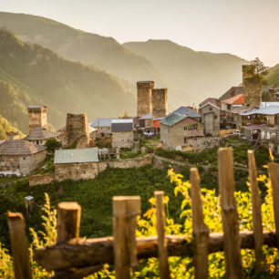 Večer ve vesnici Adiši na oblíbeném treku z Mestie do Ušguli. Gruzie, Kavkaz