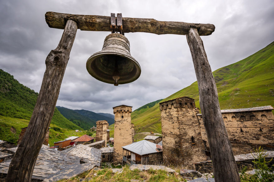 Mystická atmosféra starobylých vesnic Svanetie. Gruzie, Kavkaz