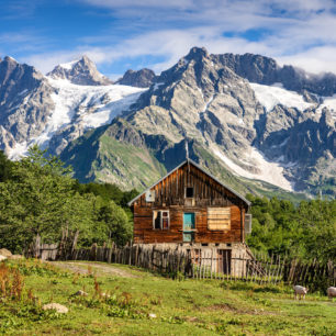 „Alpské“ panorama v kraji Rača. Gruzie, Kavkaz