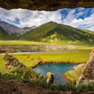 Minerální prameny v údolí Truso. Gruzie, Kavkaz