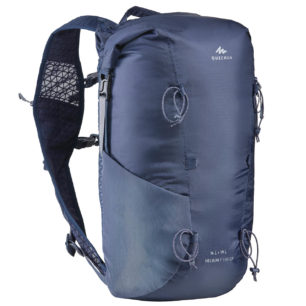 Turistický batoh FH 900 14 + 5 l značky Quechua od Decathlonu je skvělým partákem při fast hikingu