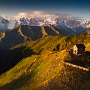 Kostelík pod štíty hor, Kavkaz, Gruzie