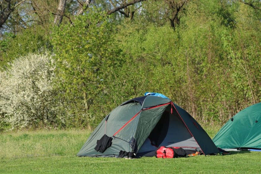 K přehřátí v outdoorovém prostředí může dojít např. ve stanu postaveném na slunném místě