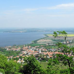 Výhledy na vodní nádrž Nové Mlýny z Pálavy. Morava