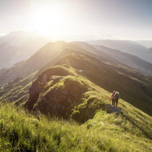 Okružní turistická trasa Home of Lässig Hike prověří fyzičku a potěší všechny milovníky horských panoramat. Saalbach Hinterglemm, Kitzbühelské Alpy, Rakousko.