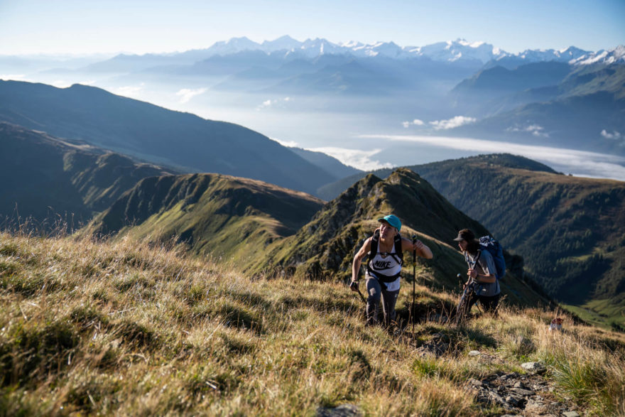 Ambiciózní treková výzva Saalbach Hiking Challenge kombinuje tři vysokohorské treky s celkovou délkou přes 65 km a převýšením 3800 m. Saalbach Hinterglemm. Kitzbühelské Alpy, Rakousko.