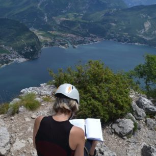 Zápis do vrcholové knížky na Cima Roca