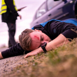 Nácvik zásahu u autonehody na kurzu outdoorové první pomoci Horal (foto: Jakub Staněk, ZDrSEM)