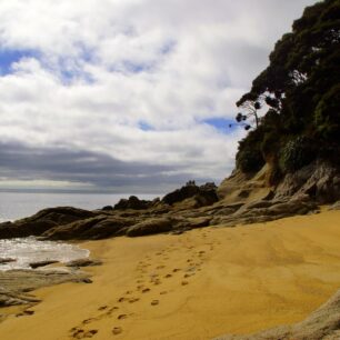 Světoznámý Abel Tasman Coast Track patří k nejlepším novozélandským trekům Great Walks.