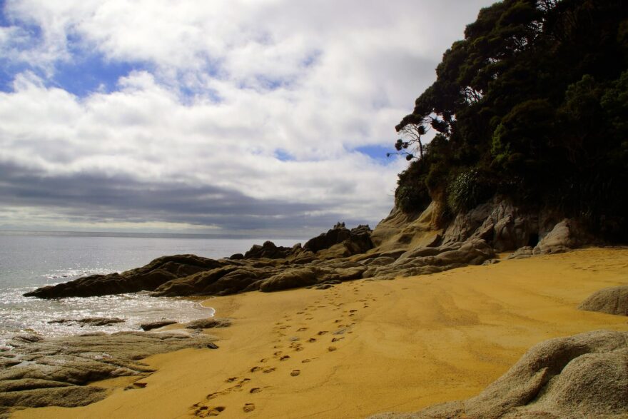 Světoznámý Abel Tasman Coast Track patří k nejlepším novozélandským trekům Great Walks.