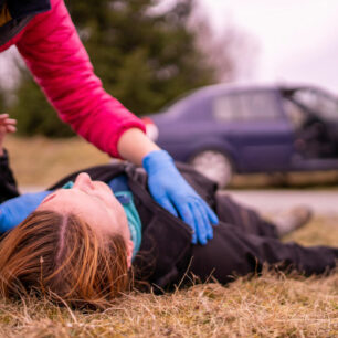 Nácvik zásahu u autonehody na kurzu outdoorové první pomoci Horal (foto: Jakub Staněk, ZDrSEM)