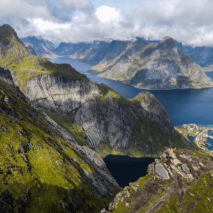 Výhled z vrcholu Reinebringen (666 m) na ostrově Moskenesøy. Lofoty, Norsko.