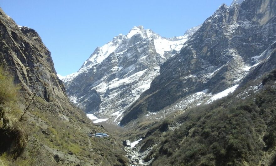 Impozantní pohled na zasněžené Himálaje cestou do Annapurna Base Campu