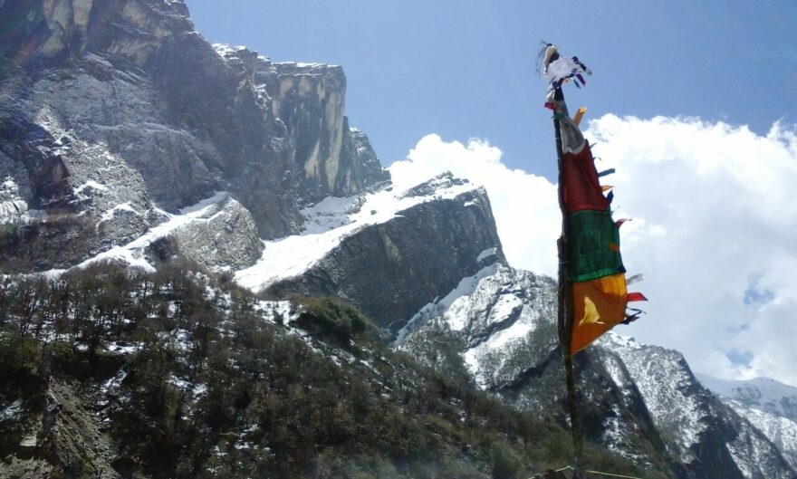 Impozantní pohled na zasněžené Himálaje cestou do Annapurna Base Campu