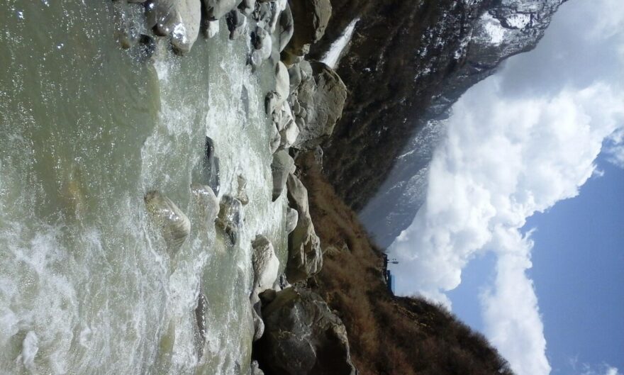 Cesta do Annapurna Base Campu vede podél řeky Modi Khola